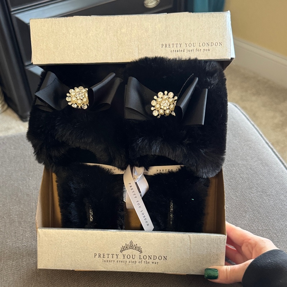 🆕 Pretty You London Black Faux Fur Slippers with Bow